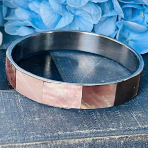 Brazalete vintage de nácar rosa de los años 70: pulsera con incrustaciones de plata