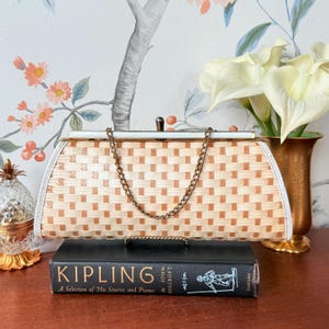 Vintage 1960er Jahre Geflochtene Stroh-Clutch | Vinyl beschichtete Korbgeflecht-Handtasche | Gold Kettengurt Korbtasche | Mid Century sommerliche Abend Tasche