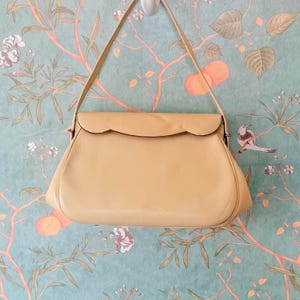 Monedero vintage Etra de piel color marfil / Bolso de mano con marco festoneado de los años 60 / Clutch con cierre de beso / Bolso de hombro de mediados de siglo / Satchel clásico estructurado