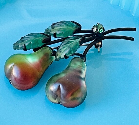 ヴィンテージオーストリアガラスの洋ナシブローチ：虹色に輝くフルーツ