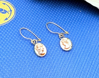 14Kゴールドカメオドロップイヤリング：手彫りシェル、1980年代