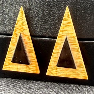 Pendientes triangulares vintage de madera de ébano y arce: joyas geométricas de los años 80