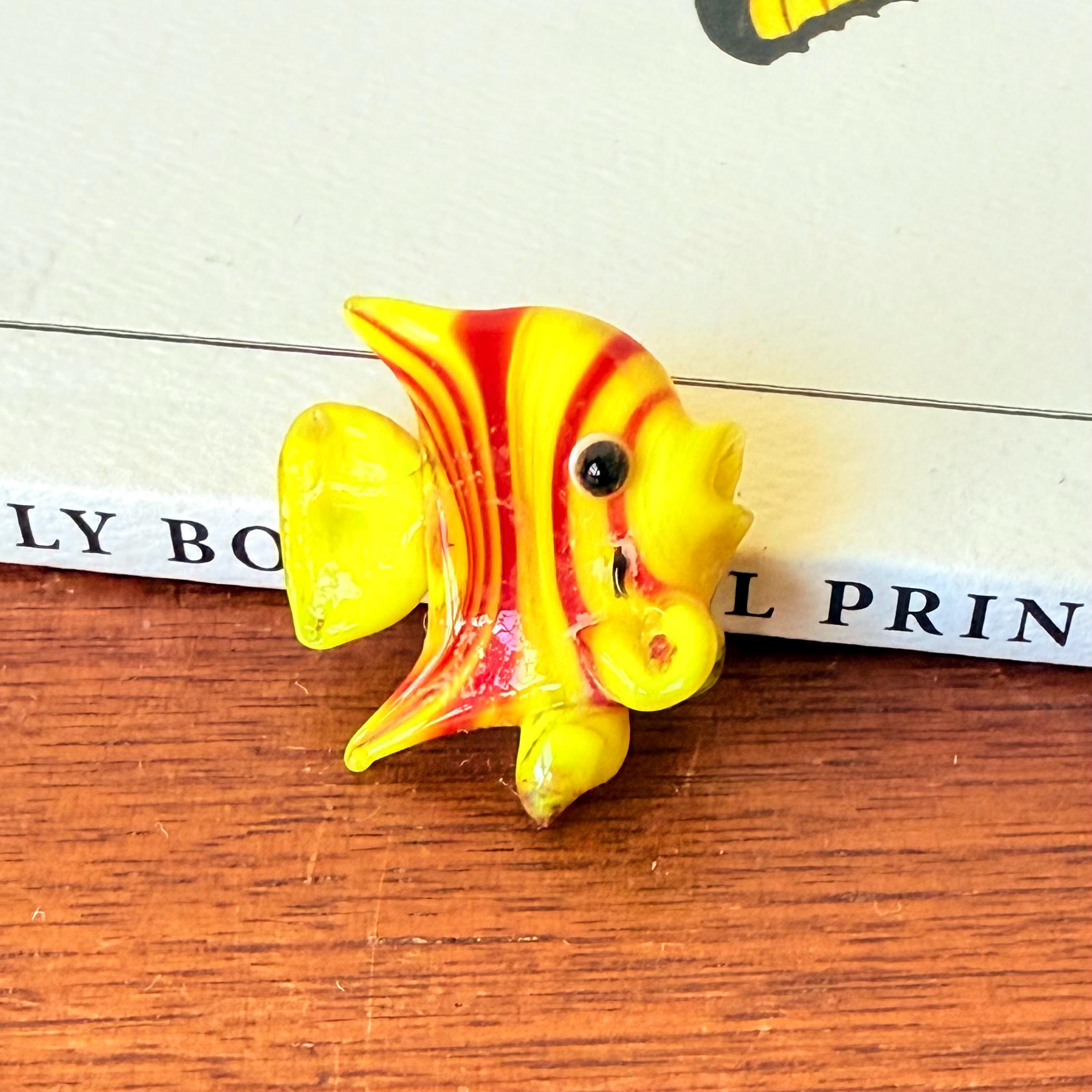 手吹きガラスのミニチュアエンゼルフィッシュの置物 | 黄色と赤の縞