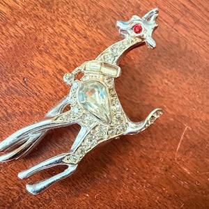Kristallen girafbroche uit de jaren 1950 | Vintage dierenpin uit het midden van de eeuw | Gerhodineerde figuratieve sieraden