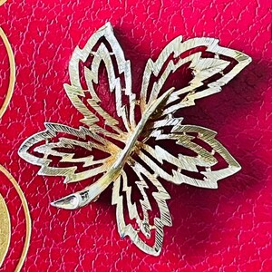 Broche vintage de hoja de arce de Sarah Coventry: broche dorado Windfall de 1978