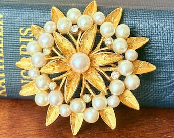 Broche vintage ART avec fleurs en or : fausses perles et épingles Mid-Century en strass