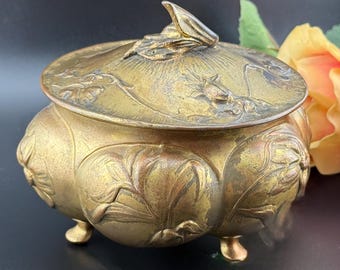 Caja de joyería antigua de latón dorado estilo Art Nouveau / Cofre con relieve floral y marca de abeja