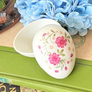 Caja de baratijas vintage Lefton con diseño floral: Huevo de porcelana magenta, fabricada en Japón.