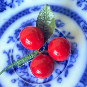 Vintage 1960er Jahre Kirsch Brosche | Rote Lucite Früchte Pin | Hutset Schmuck