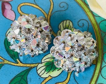 Pendientes vintage de cristal Aurora Boreal: Pendientes de clip austriacos de la década de 1950