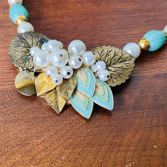 Collier Vintage Années 1950 En Lucite Blanc Motifs Fruits Et Fleurs - Occasion Très Bon état
