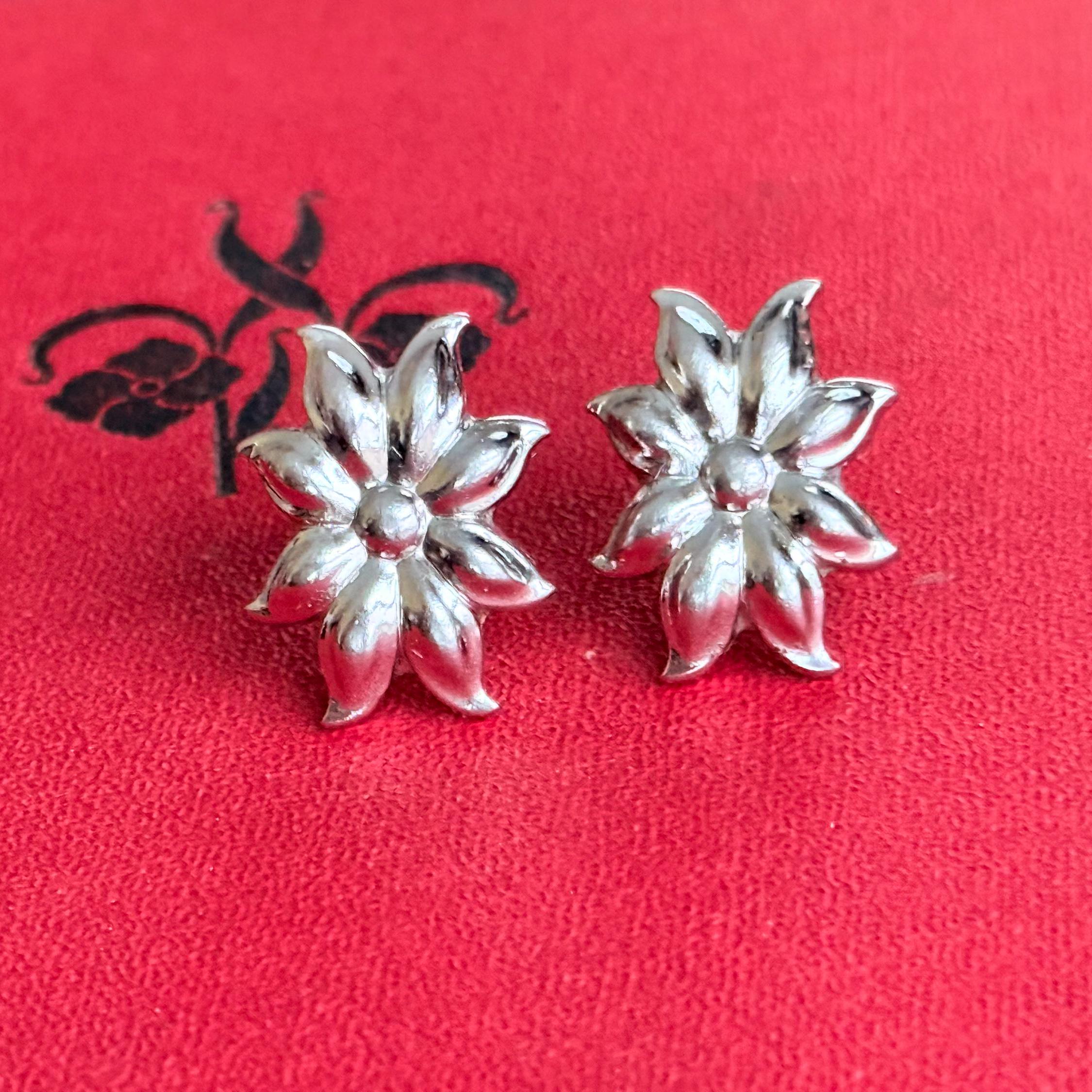 Vintage Crown Trifari Flower Clip on Earrings: 1940s Silver  display picture 2