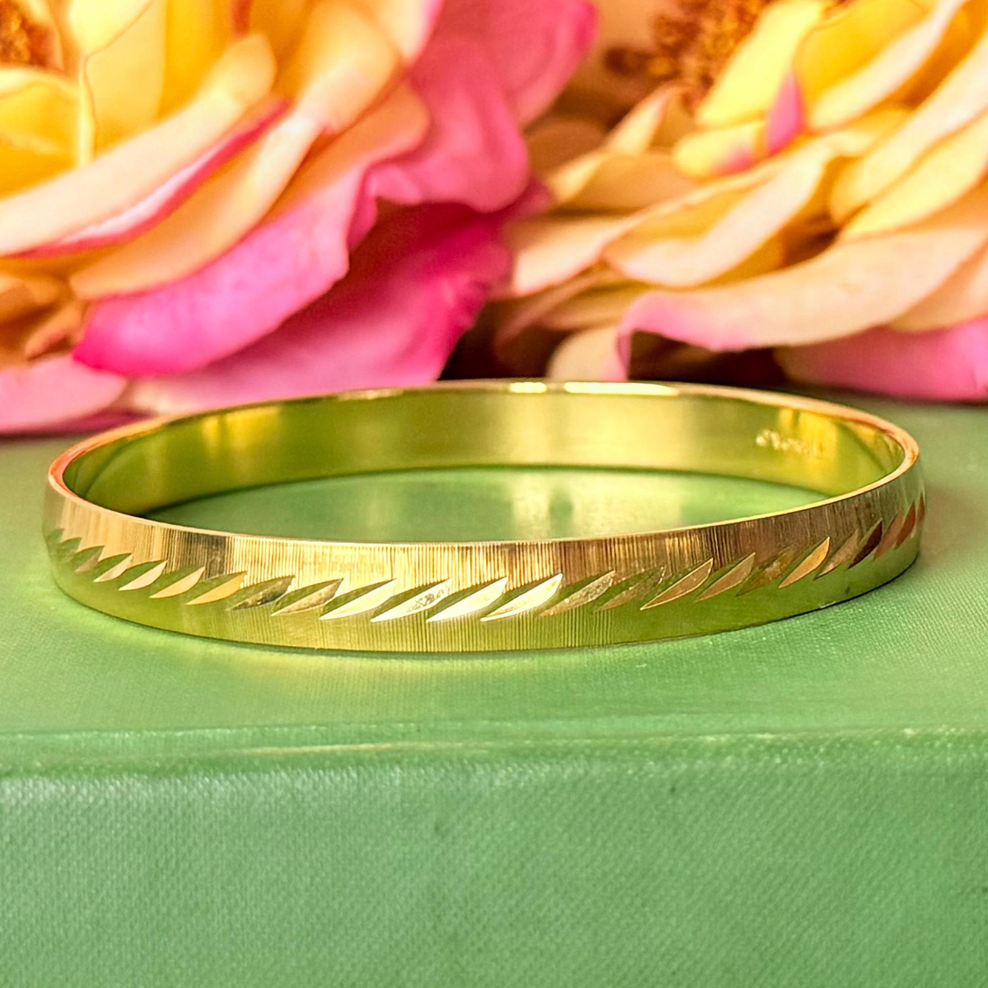 値引【VINTAGE)   Modern Bracelet Vintage Monet Gold Bangle Bracelet: 1960s Brushed Chevron Design