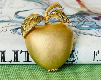 Broche Or Thème Enseignant - Forme Pomme Et Outils - Modèle XV-63 - Occasion Pour Collection Ou Cadeau