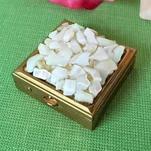 Caja de pastillas/joyero de mosaico de latón con nácar vintage para decoración de tocador