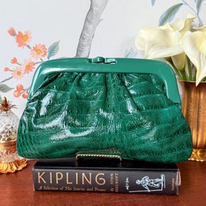 Cartera vintage de piel italiana verde / Bolso de piel sintética con relieve de cocodrilo / Bolso de mano con marco de lucita de los años 60 / Regalo de moda retro moderno