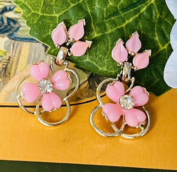 1950s Kramer Pink Lucite Flower Earrings | Vintage Clip-on  display picture 1