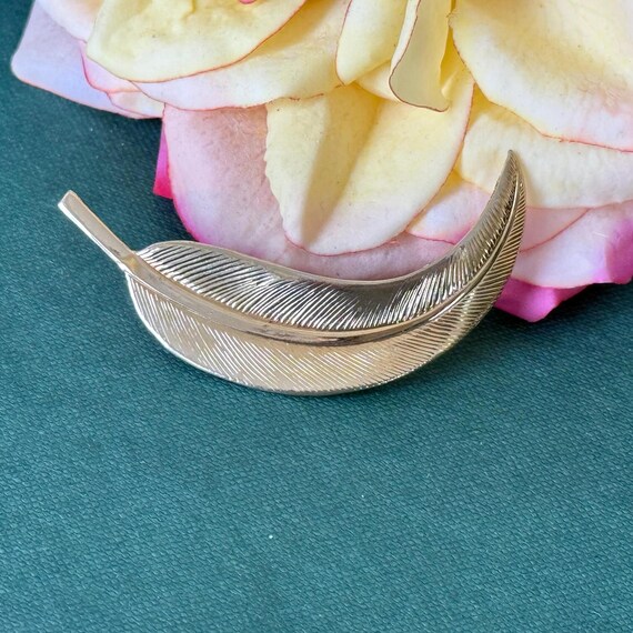Broche Vintage Dorée Avec Plume Et Nacre – Élégance Rétro Pour Femme