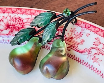 Vintage Österreichische Glasbirnenbrosche | 1940er Jahre Obstschmuck aus gemustertem Metall | Gefrostete irisierende Birnen Anstecker | Mid Century Sammler Brosche
