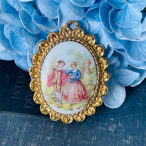 Pendentif pour couple Fragonard vintage | Bijoux Renaissance des années 60 | Cadre doré en porcelaine