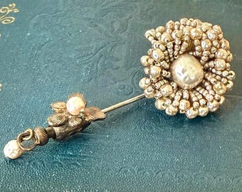 Posible alfiler de corbata de perlas de imitación de Miriam Haskell / Broche de sombrero floral barroco de perlas de la década de 1940 / Broche de diseñador sin firmar / Broche de flor con cuentas hecho a mano