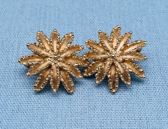 Vintage Avon Gold Flower Clip On Earrings (1970’s) - image 1
