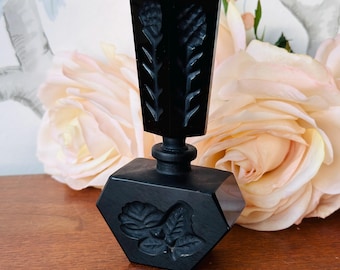 Frasco de perfume antiguo Art Déco de cristal negro / Frasco de perfume checo con relieve floral / Decoración de tocador de cristal de los años 20