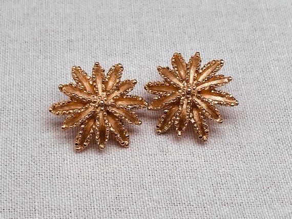 Vintage Avon Gold Flower Clip On Earrings (1970’s) - image 2