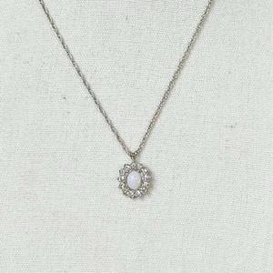 Vintage Avon Opal Anhänger Halskette: Rhodinierter Kristall Halo, 1990s signierter Schmuck