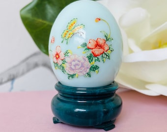 Butelka wody kolońskiej Avon Egg z rocznika 1975: Patchwork Blossoms, w całości wykonana z niebieskiego szkła