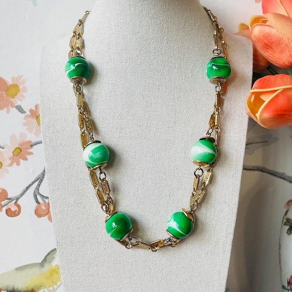 Collier Fantaisie Vintage Avec Charme Rétro - Bijou Occasion Avec Traces D'usure