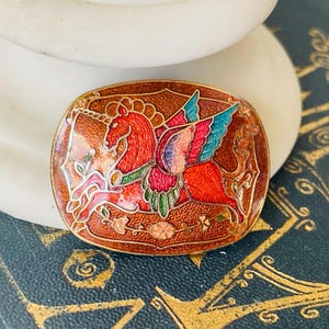 Broche de Pegaso Cloisonné vintage de los años 70 / Pin de esmalte de caballo alado mítico / Joyería llamativa de oro rojo