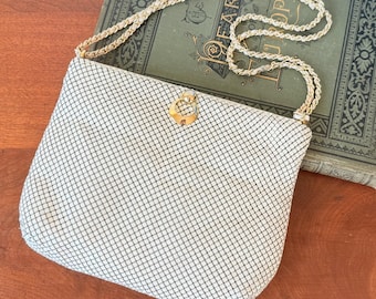 Bolso de malla blanca Whiting & Davis de los años 70 / Bolso de hombro vintage con cadena dorada / Cierre de anilla con broche / Bolso de mano de malla metálica / Bolso de noche moderno y glamuroso