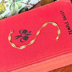 Vintage Trifari Filigree Link Bracelet | 1980s Delicate Gold Scroll Jewelry | Lightweight Dainty Chain Bracelet | Signed Trifari Jewelry