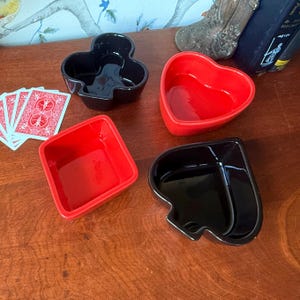 Miski na przekąski w stylu vintage do gry w karty | Zestaw czerwonych i czarnych ceramicznych misek | Dekoracja na imprezę pokerową | Naczynia do serwowania na wieczór gier | Talerze Club Spade Heart Diamond