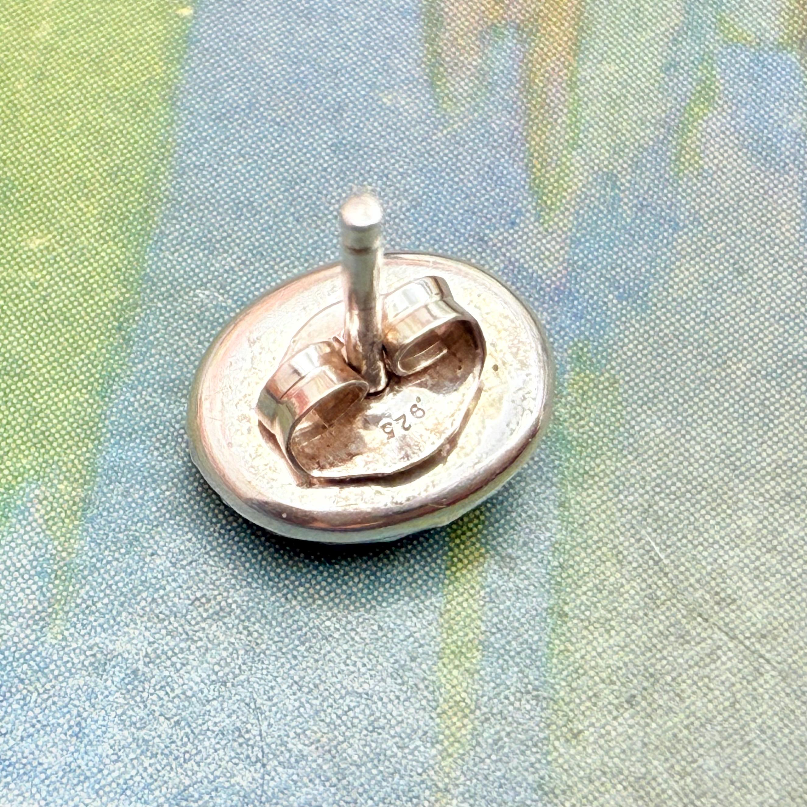 Orecchini a bottone in argento sterling con piccole note