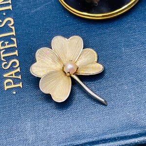Broszka Clover Pearl z lat 50. | Szpilka Imperial Pearl z 12-karatowego złota | Biżuteria Vintage Lucky Leaf | Prezent dla niej, mamy, panny młodej, kolekcjonera