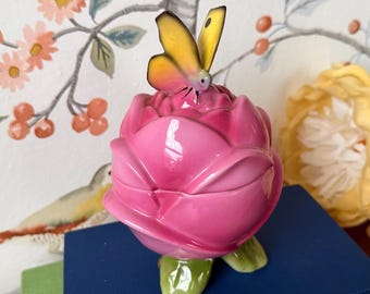Caja de baratijas de porcelana bávara con forma de rosa y mariposa / Joyero con tapa y diseño floral rosa