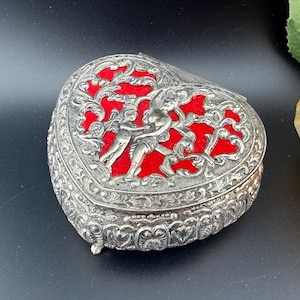 Smyckeskrin i vintagestil med hjärtan, silverfärgad kerub | Sminkskrin i röd sammet | Romantisk sminkdekoration | Gåva i mitten av århundradet