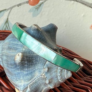 Brazalete vintage con incrustaciones de concha de aguamarina: brazalete de espuma de mar bañado en rodio
