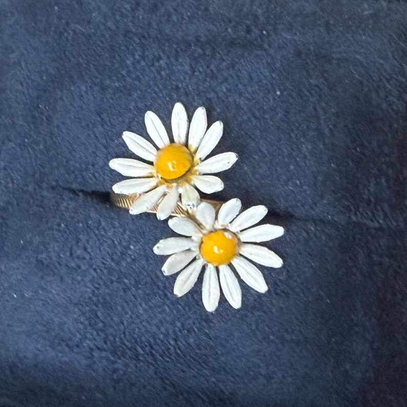 1970s Daisy Flower Ring | Vintage Adjustable Floral Ring | White Enamel ...