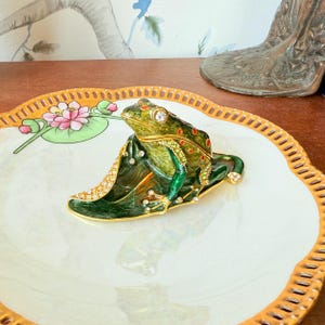 Vintage Enamel Frog Trinket Box | Crystal Lily Pad Animal Keepsake | Collectible Froggy Gift for Her | Green Toad Jewelry Holder Decor