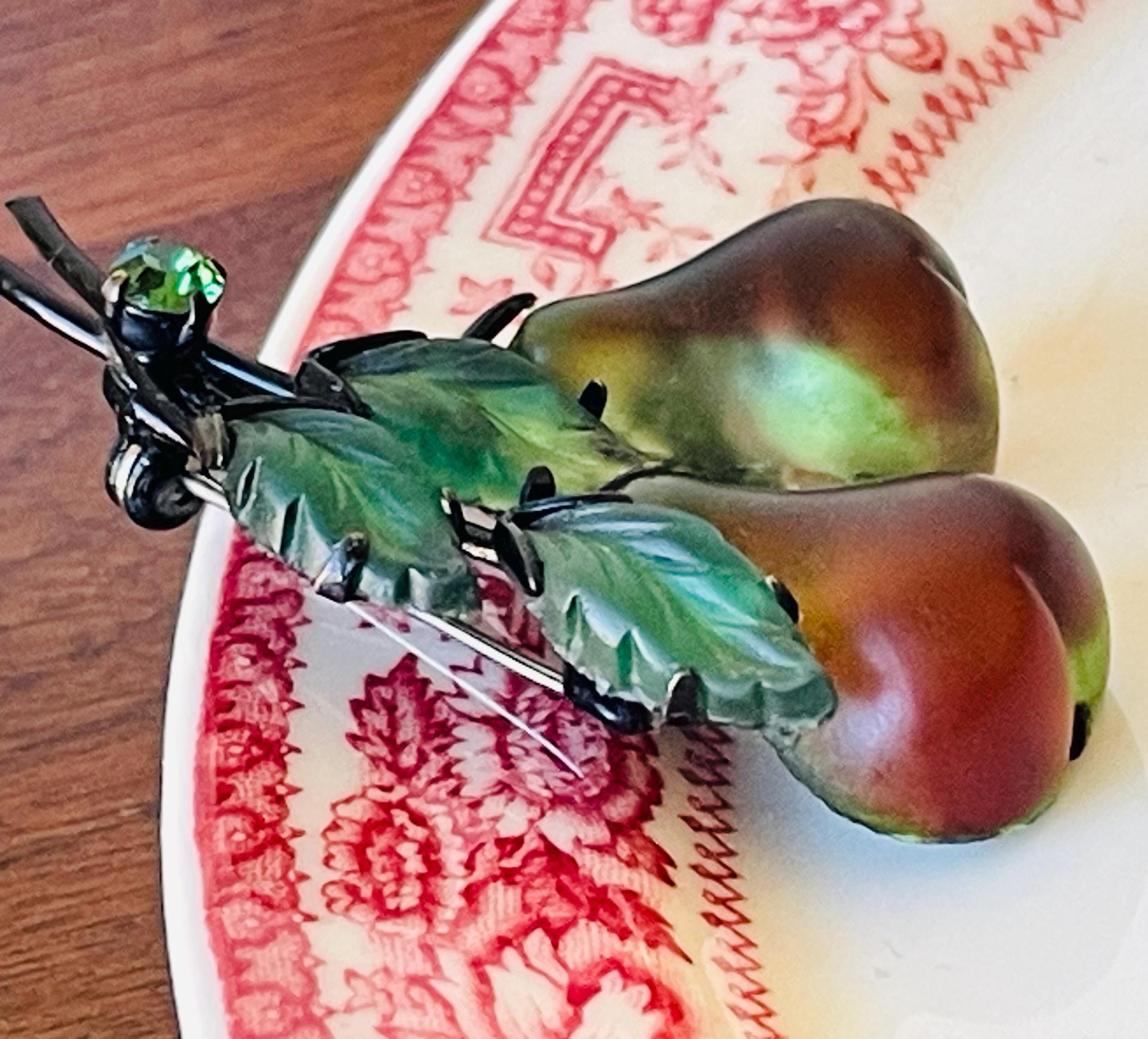 ヴィンテージオーストリアガラスの洋ナシブローチ：虹色に輝くフルーツ