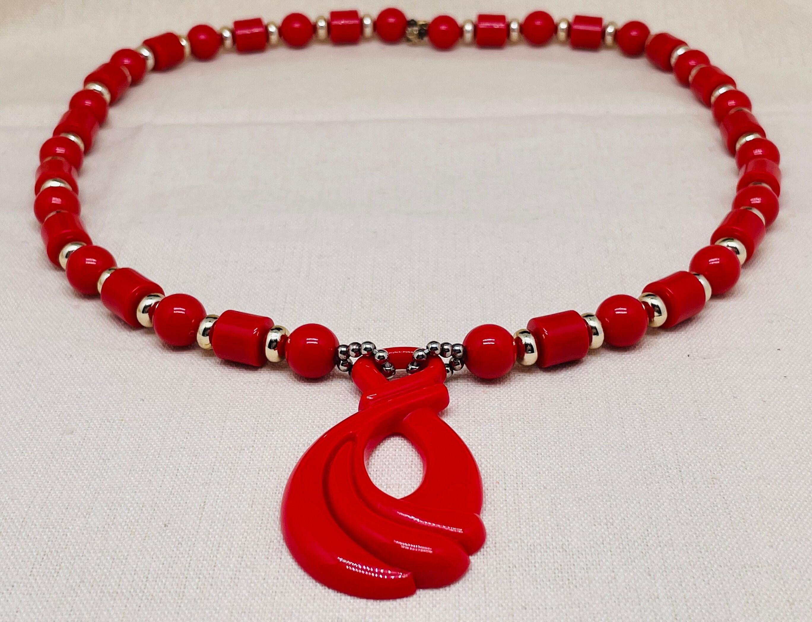 Collier Vintage Pendentif Rouge Lucite Avec Breloque Gland Argenté - Années 90