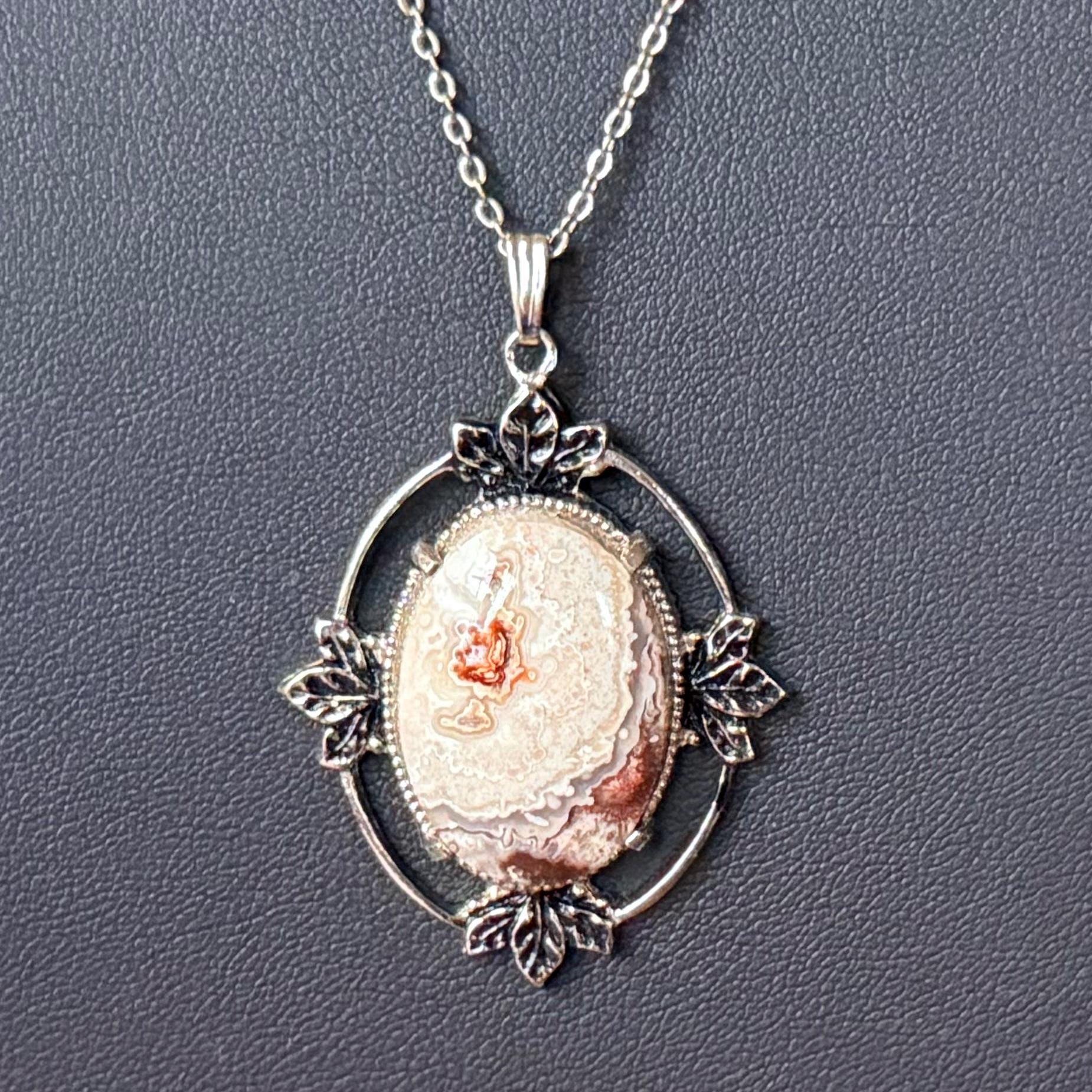 YOKOTANTAN　アンティーク アゲート ネックレス ヴィンテージアゲートペンダントネックレス：ロジウムメッキのリーフ