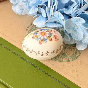 Vintage Lefton Daisy Egg Trinket Box: Japan Bisque Porcelain Jewelry Holder