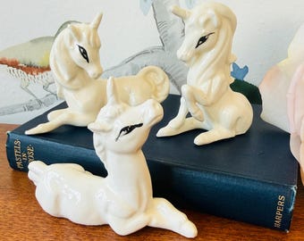 Juego de 3 figuras de unicornios de porcelana vintage / Decoración de fantasía japonesa de mediados de siglo / Trío de unicornios de cerámica blanca / Decoración de estantería infantil estilo cottagecore