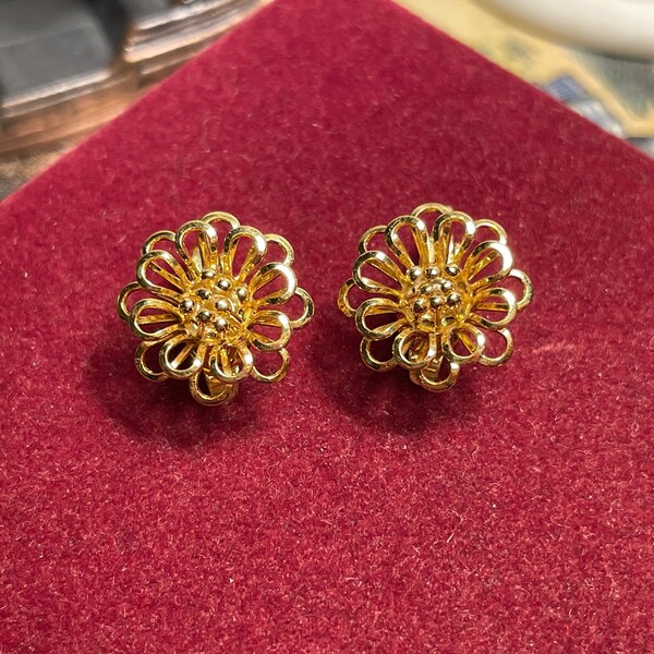 Vintage Crown Trifari Gold Open Metalwork Flower Clip On Earrings (1980’s)