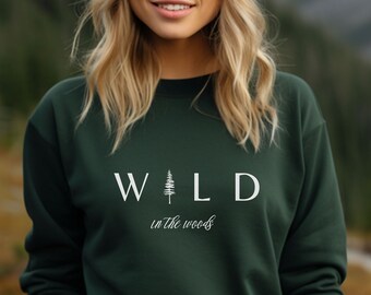 Felpa Wild in the Woods, alberi di pino sempreverdi, maglietta della foresta, regalo per gli amanti della natura, felpa da campeggio, maglietta per escursioni all'aperto