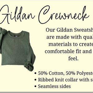 Peut inclure: Un sweat-shirt &agrave; col rond Gildan vert, compos&eacute; de 50 % de coton et de 50 % de polyester. Il est dot&eacute; d'un col c&ocirc;tel&eacute; avec une couture et de c&ocirc;t&eacute;s sans couture.